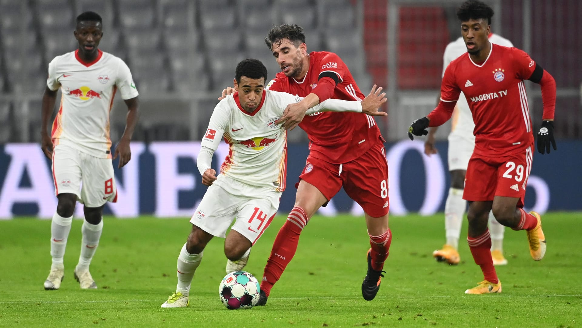 Fällt möglicherweise länger aus: Bayerns Martinez, hier im Einsatz gegen Leipzigs Tyler Adams.