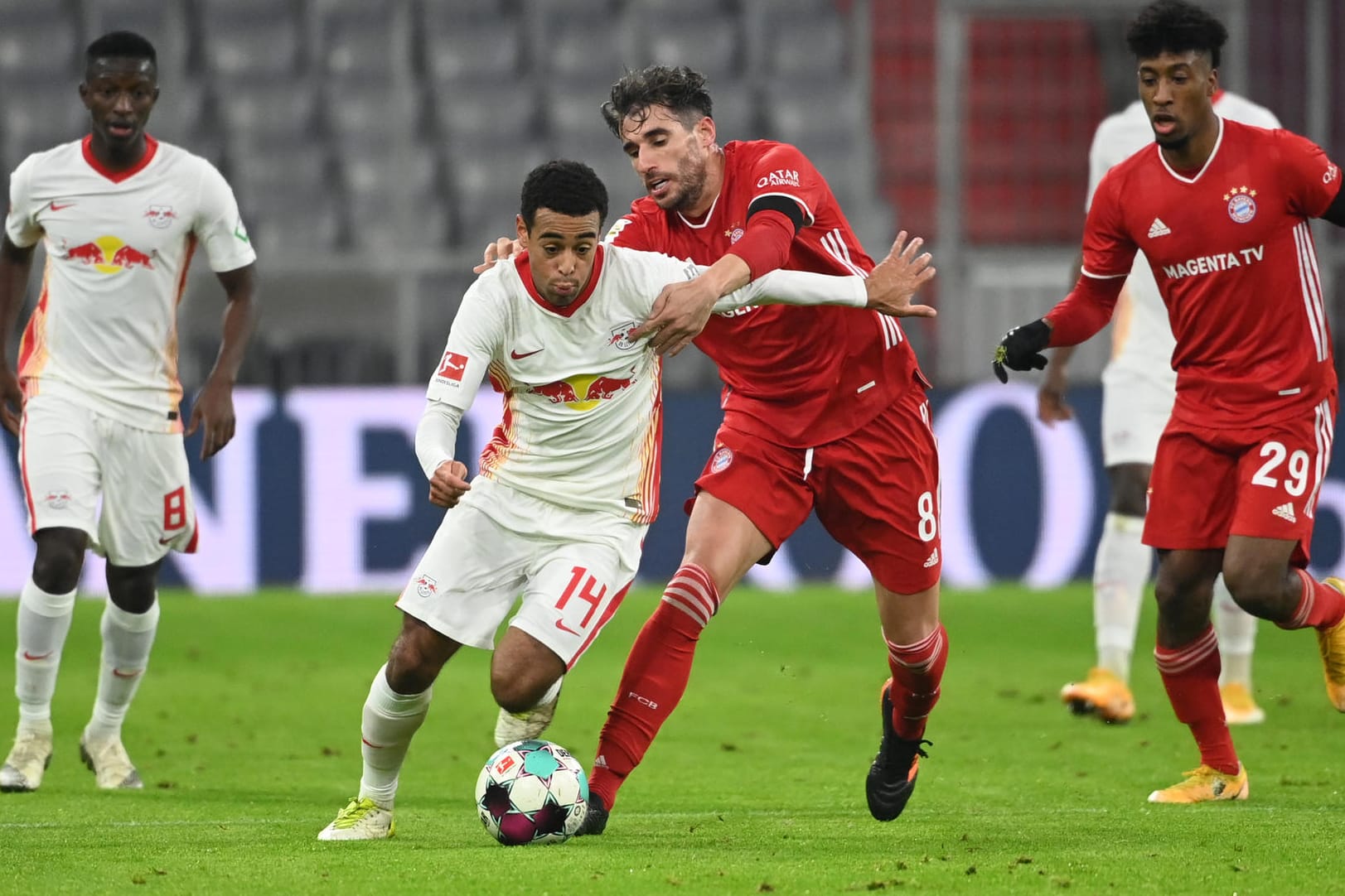 Fällt möglicherweise länger aus: Bayerns Martinez, hier im Einsatz gegen Leipzigs Tyler Adams.