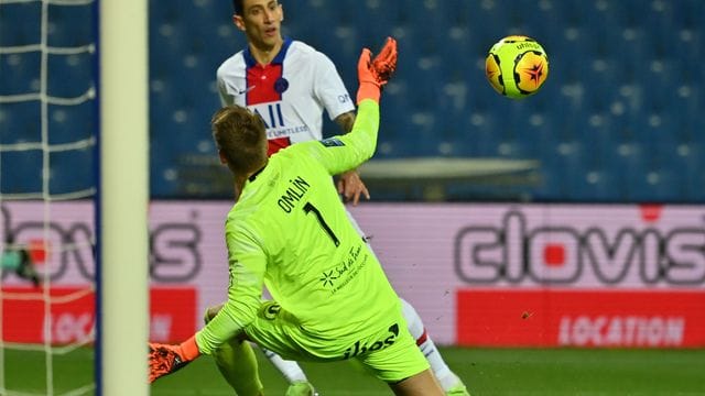 Paris Mittelfeldspieler Angel Di Maria (hinten) verpasst eine Torchance - kann sich aber über ein 3:1-Auswärtserfolg in Montpellier freuen. Paris Mittelfeldspieler Angel Di Maria (hinten) verpasst eine Torchance - kann sich aber über ein 3:1-Auswärtserfolg in Montpellier freuen.