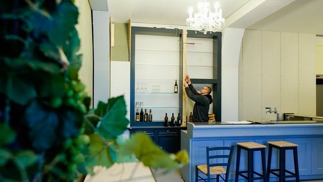 Schreiner Glenn Hull arbeitet im Museum Wilhelmsbau des Technik Museums Speyer am Aufbau der Original-Kulisse der Fernsehserie "Lindenstraße". Schreiner Glenn Hull arbeitet im Museum Wilhelmsbau des Technik Museums Speyer am Aufbau der Original-Kulisse der Fernsehserie "Lindenstraße".