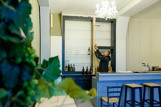 Schreiner Glenn Hull arbeitet im Museum Wilhelmsbau des Technik Museums Speyer am Aufbau der Original-Kulisse der Fernsehserie "Lindenstraße".