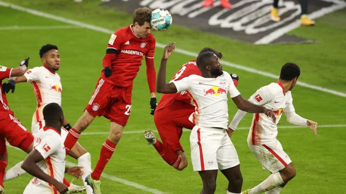 Bayerns Thomas Müller köpft in einem rasanten Top-Spiel gegen RB Leipzig das Tor zum 3:3-Ausgleich.
