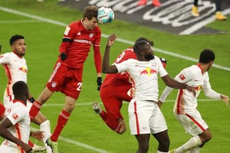 Bayerns Thomas Müller köpft in einem rasanten Top-Spiel gegen RB Leipzig das Tor zum 3:3-Ausgleich.