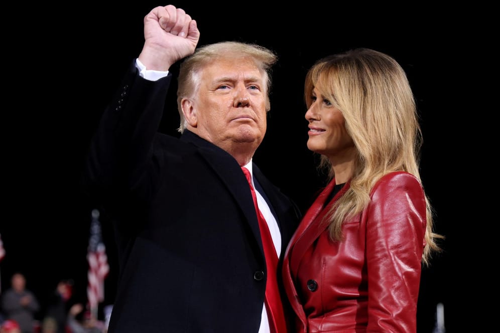 Donald und Melania Trump: Der US-Präsident hat in Georgia die erste Rede seit seiner Niederlage gehalten.