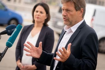 Die Grünen-Chefs Annalena Baerbock und Robert Habeck fordern die Bundes-CDU auf, sich hinter Sachsen-Anhalts Regierungschef Reiner Haseloff zu stellen (Archiv).