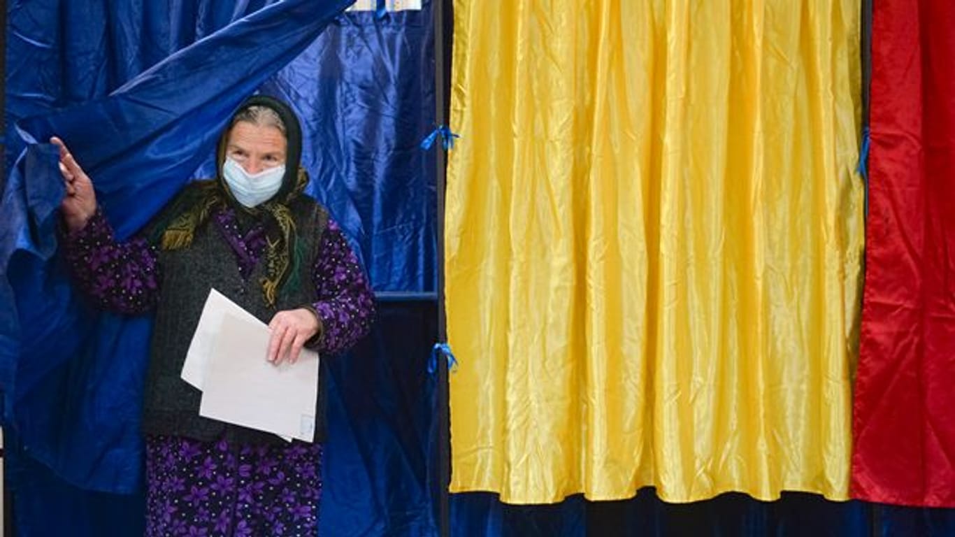 Eine Frau verlässt eine Wahlkabine, nachdem sie in Sabareni bei den Parlamentswahlen ihre Wahlstimme abgegeben hat.