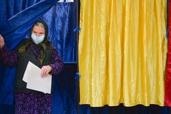 Eine Frau verlässt eine Wahlkabine, nachdem sie in Sabareni bei den Parlamentswahlen ihre Wahlstimme abgegeben hat.