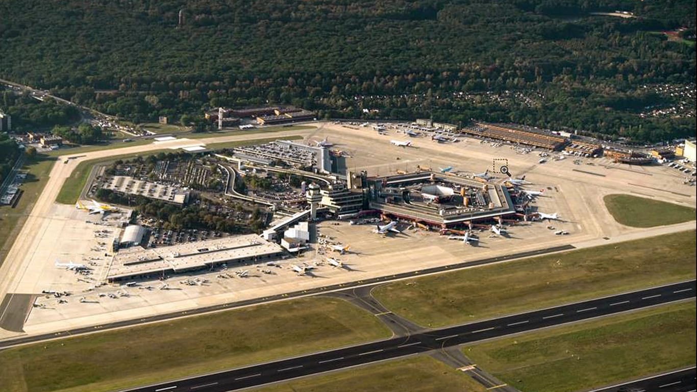 Der Berliner Flughafen Tegel aus der Luft: Im östlichen Teil des Geländes soll in den kommenden Jahren das größte Holzbauviertel der Welt entstehen.