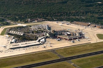Der Berliner Flughafen Tegel aus der Luft: Im östlichen Teil des Geländes soll in den kommenden Jahren das größte Holzbauviertel der Welt entstehen.