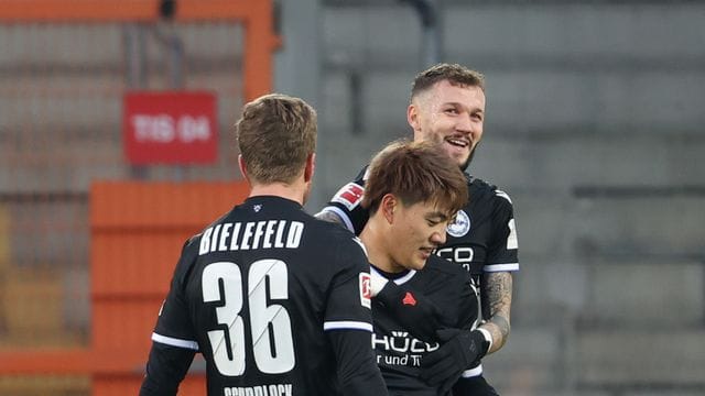 Der Sieg über Mainz gibt Arminia Bielefeld Auftrieb: Torschütze Ritsu Doan (M) feiert sein Tor mit Sven Schipplock (l-r) und Marcel Hartel. Der Sieg über Mainz gibt Arminia Bielefeld Auftrieb: Torschütze Ritsu Doan (M) feiert sein Tor mit Sven Schipplock (l-r) und Marcel Hartel.
