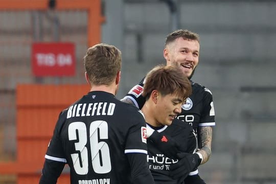 Der Sieg über Mainz gibt Arminia Bielefeld Auftrieb: Torschütze Ritsu Doan (M) feiert sein Tor mit Sven Schipplock (l-r) und Marcel Hartel.