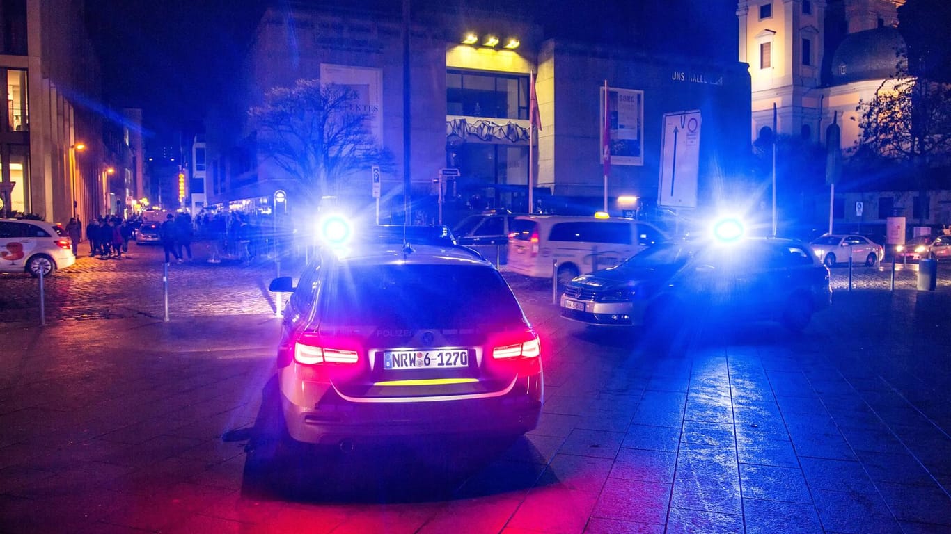 Polizeiwagen stehen mit eingeschaltetem Blaulicht in der Düsseldorfer Altstadt (Symbolbild): Hier ist eine Gruppe Jugendlicher mit Polizisten aneinander geraten.