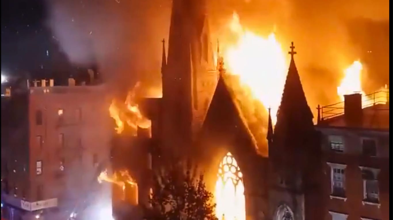 Flammenmeer in New York: Die historische Kirche ist fast vollständig ausgebrannt.