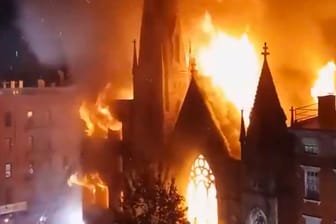 Flammenmeer in New York: Die historische Kirche ist fast vollständig ausgebrannt.