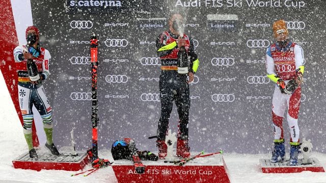 Die Siegerehrung nach dem ersten Riesenslalom war schon von starkem Schneefall begleitet. Die Siegerehrung nach dem ersten Riesenslalom war schon von starkem Schneefall begleitet.