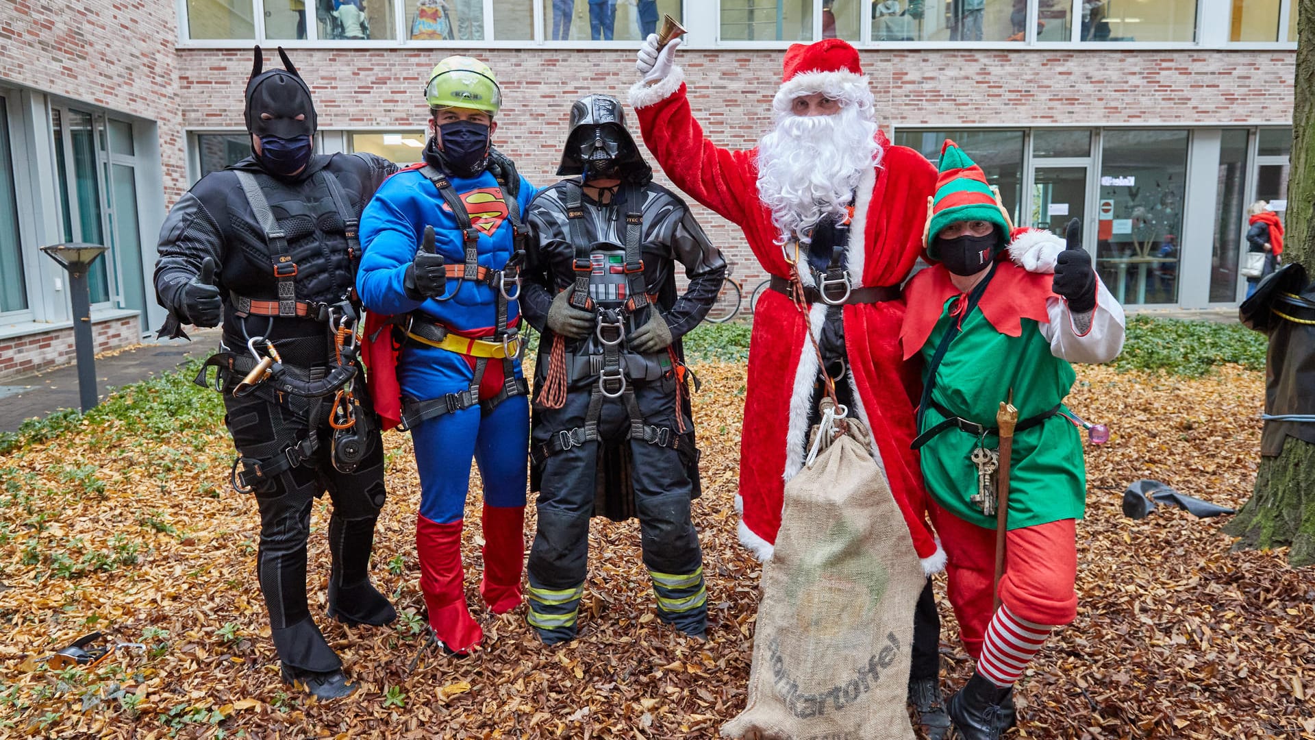 Als Superhelden und Nikolaus verkleidete Höhenretter der Hamburger Feuerwehr: In ihrer Freizeit überraschten sie junge Patienten in der Hamburger Kinderklinik.