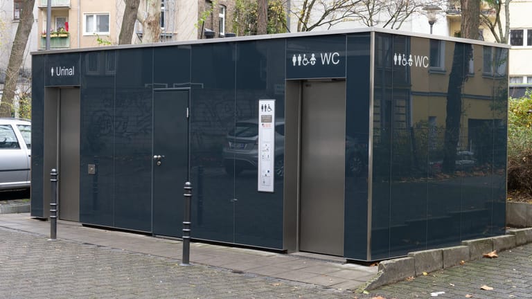In diesem Toilettenhäuschen im Severinsviertel in der Kölner Südstadt soll ein Obdachloser angezündet worden sein: Der 44-Jährige wurde lebensgefährlich verletzt.