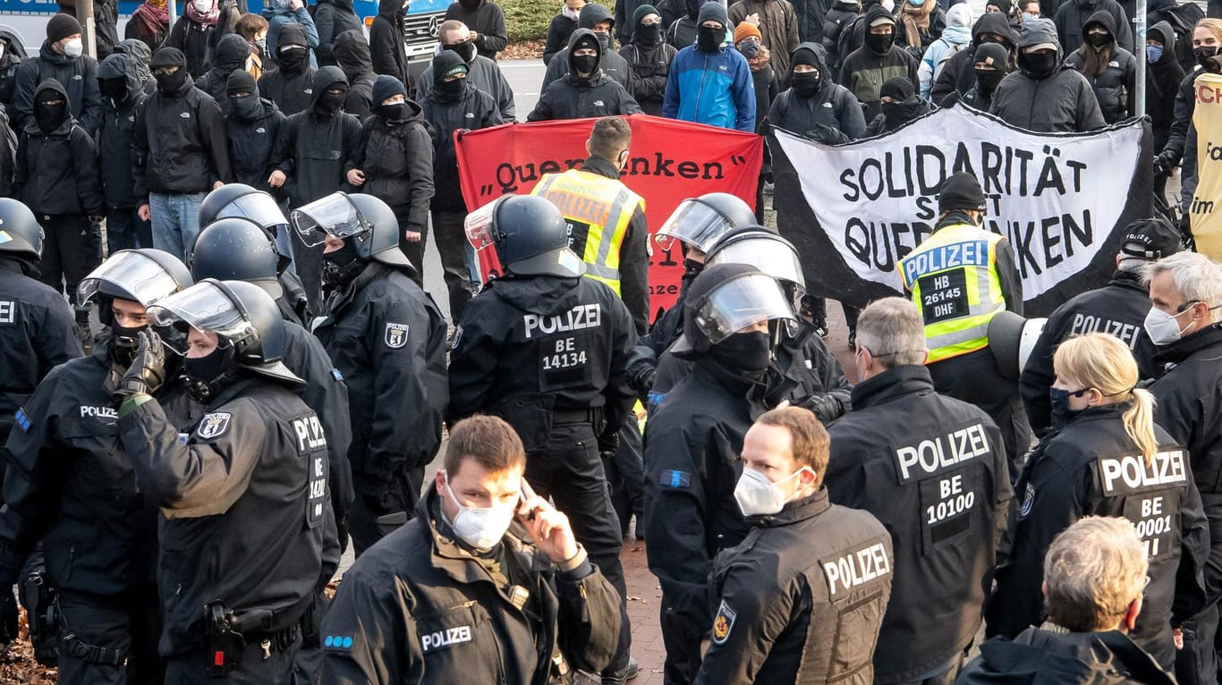 Großeinsatz in Bremen: Gegner der "Querdenken"-Demo werden von der Polizei zurückgehalten.