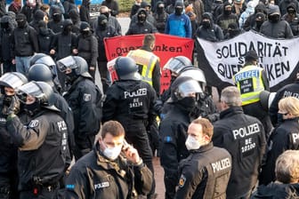 Großeinsatz in Bremen: Gegner der "Querdenken"-Demo werden von der Polizei zurückgehalten.