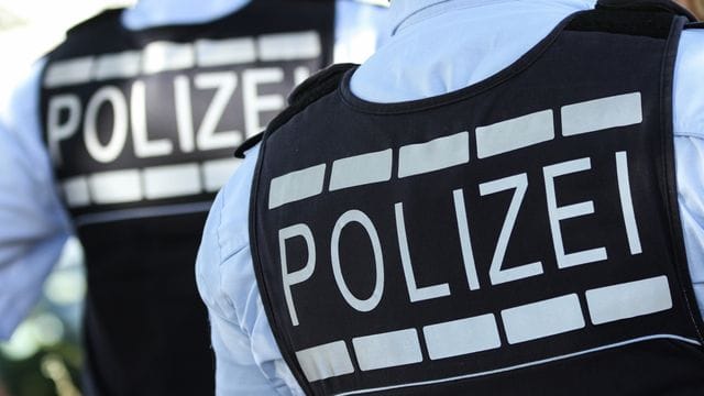 In Polizei-Westen gekleidete Polizisten