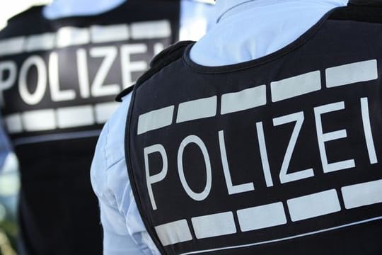 In Polizei-Westen gekleidete Polizisten