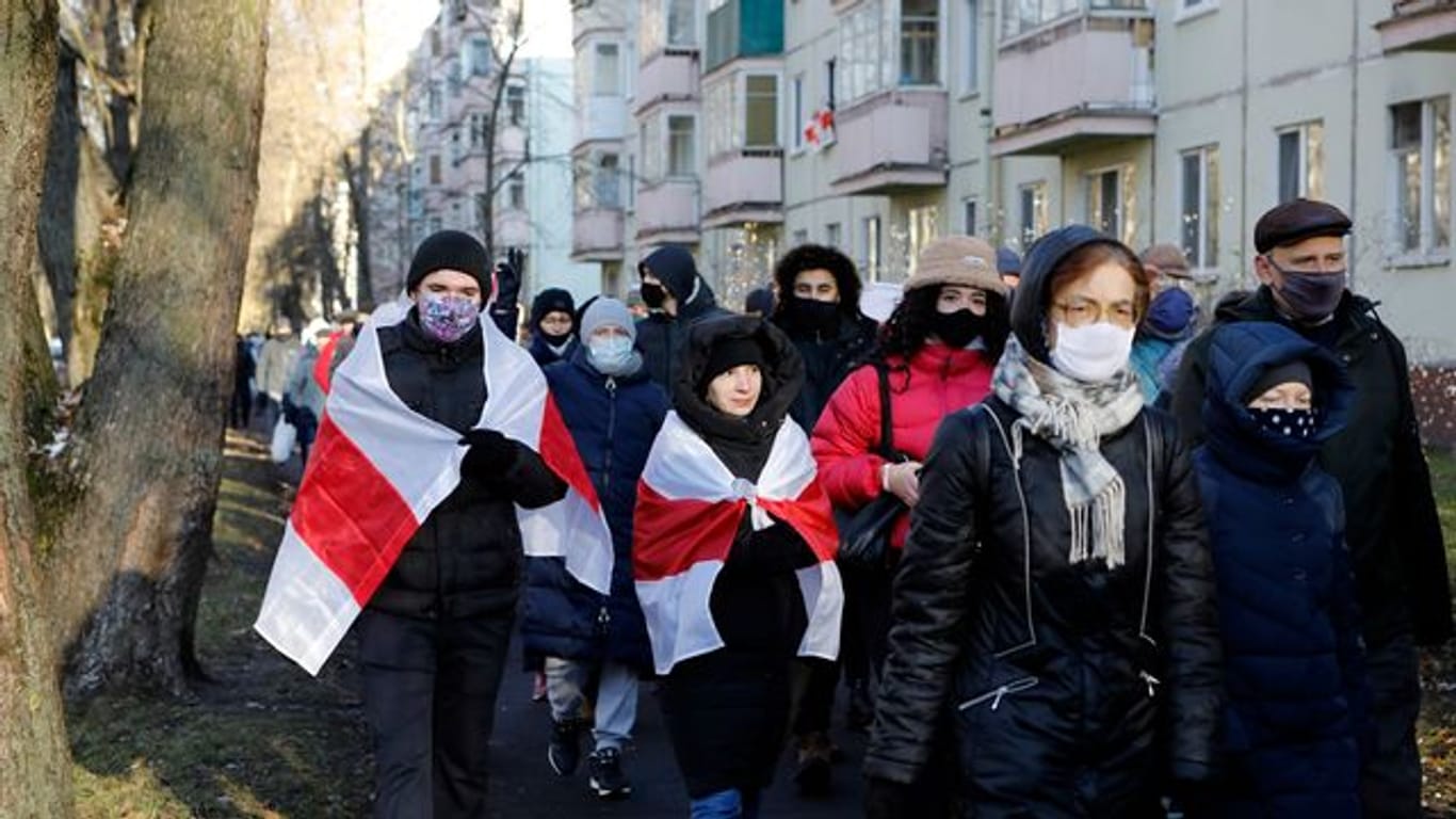 Bürger von Minsk bilden in ihrem Wohnviertel einen Demonstrationszug gegen das Regime von Machthaber Alexander Lukaschenko.