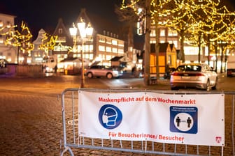 Der Marktplatz in Lüneburg vor Eröffnung des "Gassenzaubers": Zahlreiche Besucher hielten sich am Wochenende nicht an die Regeln.