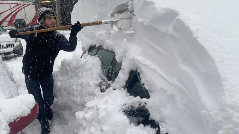 Wintereinbruch in Österreich: Ein Mann befreit mit einer Schaufel sein Auto von den Schneemassen. Große Neuschneemengen haben in Teilen der Alpen zu erheblichen Verkehrsproblemen und höchster Lawinengefahr geführt. In Osttirol in Österreich wurde die höchste Lawinenwarnstufe ausgerufen.