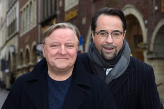 Die Schauspieler Axel Prahl und Jan Josef Liefers am Set vom "Tatort" Münster