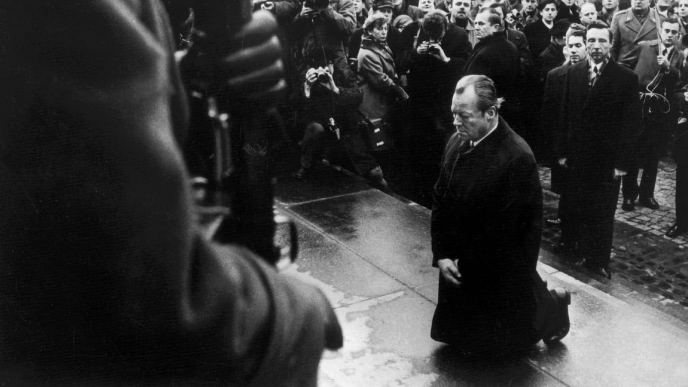 7. Dezember 1970: Willy Brandt kniet vor dem Mahnmal im einstigen jüdischen Ghetto.