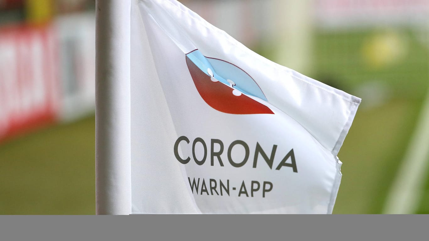 Vom Winde verweht: Eckfahne mit dem Logo der Corona-App bei einem Spiel der dritten Fußballliga.