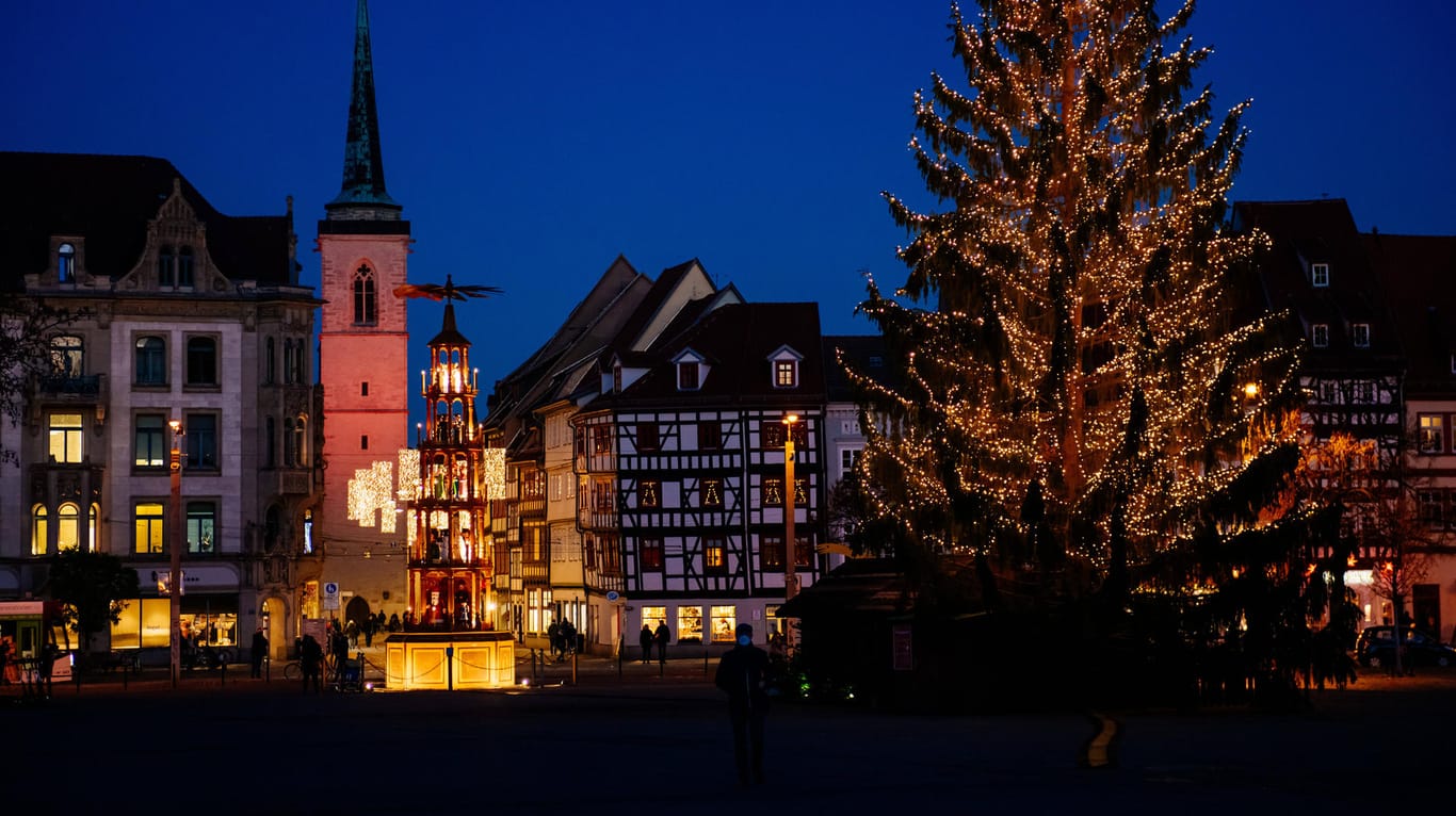 Weihnachtliche Stimmung am Domplatz in Erfurt: In Thüringen könnten die Beschränkungen für die Festtage noch schärfer ausfallen als andernorts.
