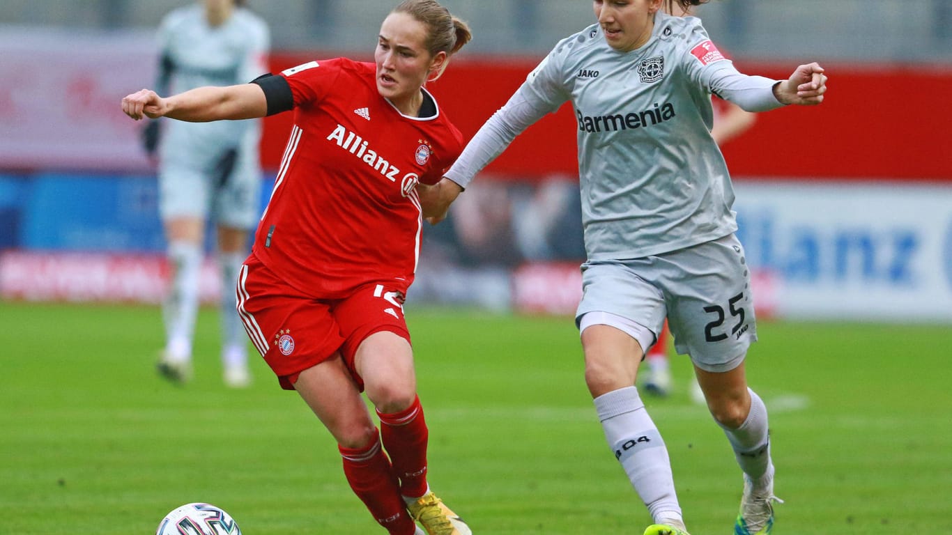 Bayern-Spielerin Sydney Lohmann gegen Ivana Rudelic von Bayer Leverkusen: Im Nachholspiel gelang den Frauen vom FC Bayern München der zehnte Sieg in zehn Spielen.
