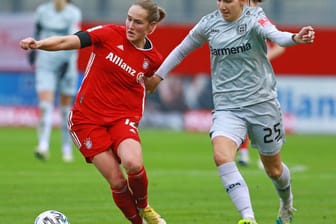 Bayern-Spielerin Sydney Lohmann gegen Ivana Rudelic von Bayer Leverkusen: Im Nachholspiel gelang den Frauen vom FC Bayern München der zehnte Sieg in zehn Spielen.
