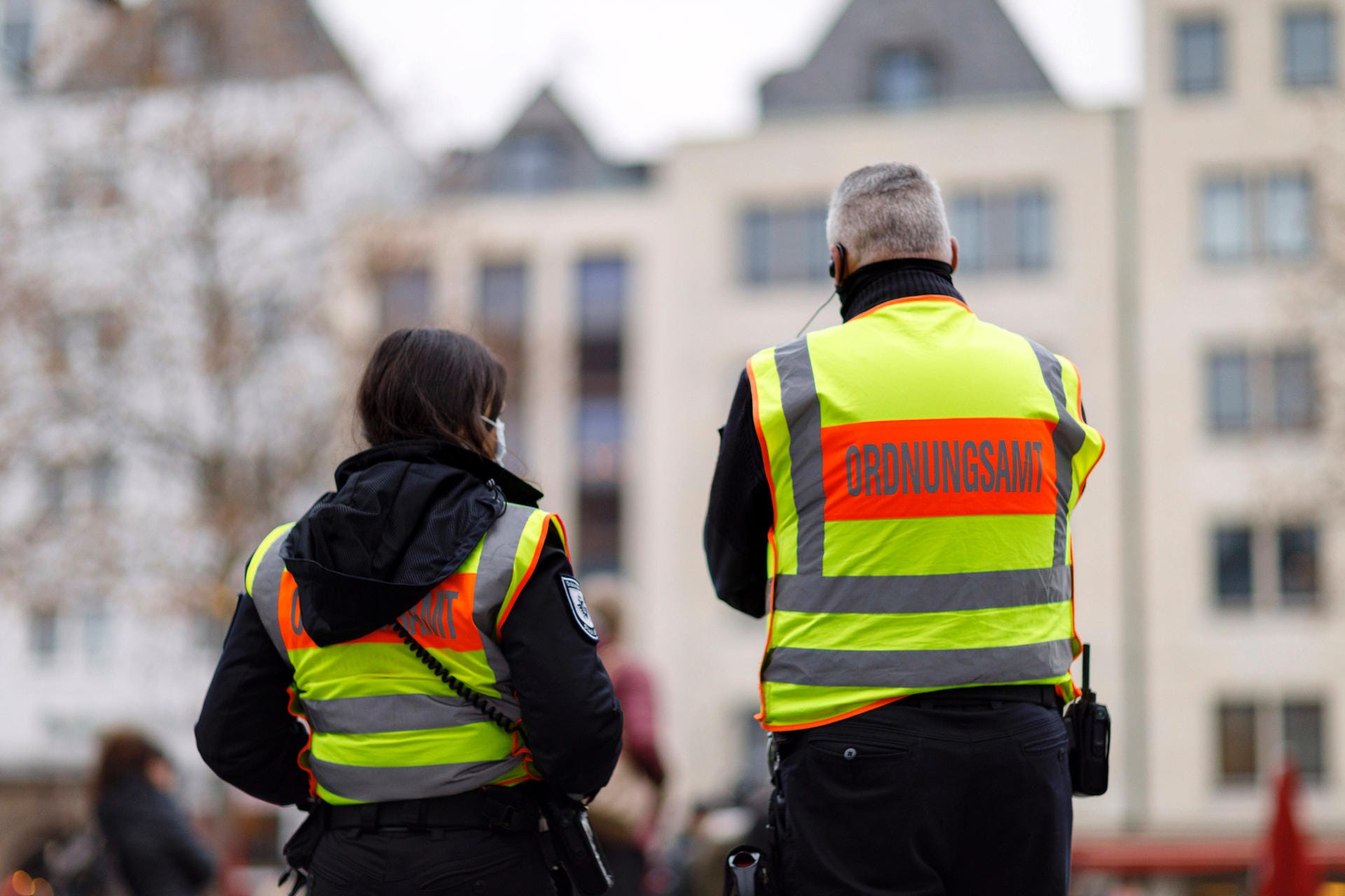 Mitarbeiter des Kölner Ordnungsamtes (Archivbild): In der Stadt kontrollieren sie, ob etwa der Mindestabstand eingehalten wird.