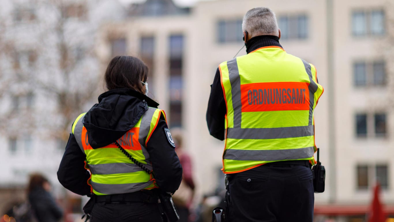 Mitarbeiter des Kölner Ordnungsamtes (Archivbild): In der Stadt kontrollieren sie, ob etwa der Mindestabstand eingehalten wird.