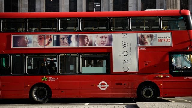 Werbung für "The Crown" auf einem roten Doppeldeckerbus in London. Werbung für "The Crown" auf einem roten Doppeldeckerbus in London.