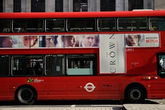 Werbung für "The Crown" auf einem roten Doppeldeckerbus in London.