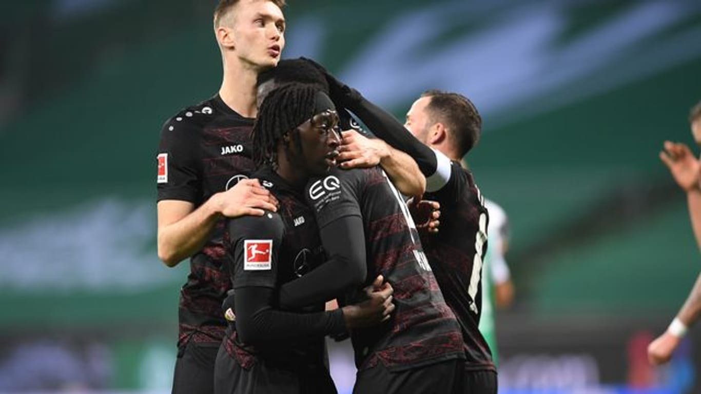 Tanguy Coulibaly (M) und Sasa Kalajdzic (l) jubeln mit Silas Wamangituka, welcher per Elfmeter für die 1:0-Führung des VfB gesorgt hat.