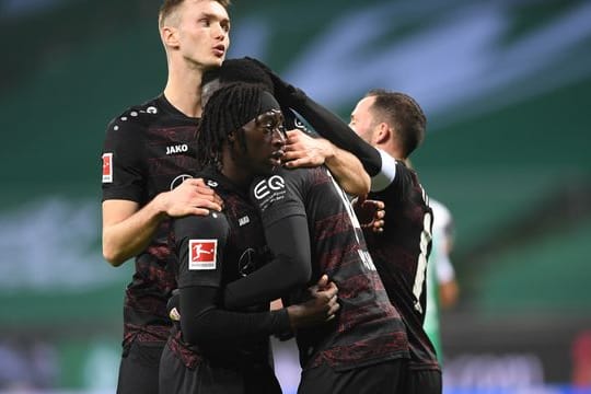 Tanguy Coulibaly (M) und Sasa Kalajdzic (l) jubeln mit Silas Wamangituka, welcher per Elfmeter für die 1:0-Führung des VfB gesorgt hat.