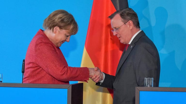 Keine Berührungsängste: Kanzlerin Angela Merkel und der thüringische Ministerpräsident Bodo Ramelow 2019.