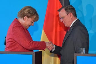 Keine Berührungsängste: Kanzlerin Angela Merkel und der thüringische Ministerpräsident Bodo Ramelow 2019.