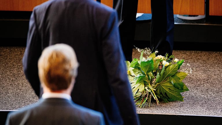 Da liegt er: Die Fraktionsvorsitzende der Linken im Thüringer Landtag Susanne Hennig-Wellsow warf Thomas Kemmerich den Blumenstrauß vor die Füße.