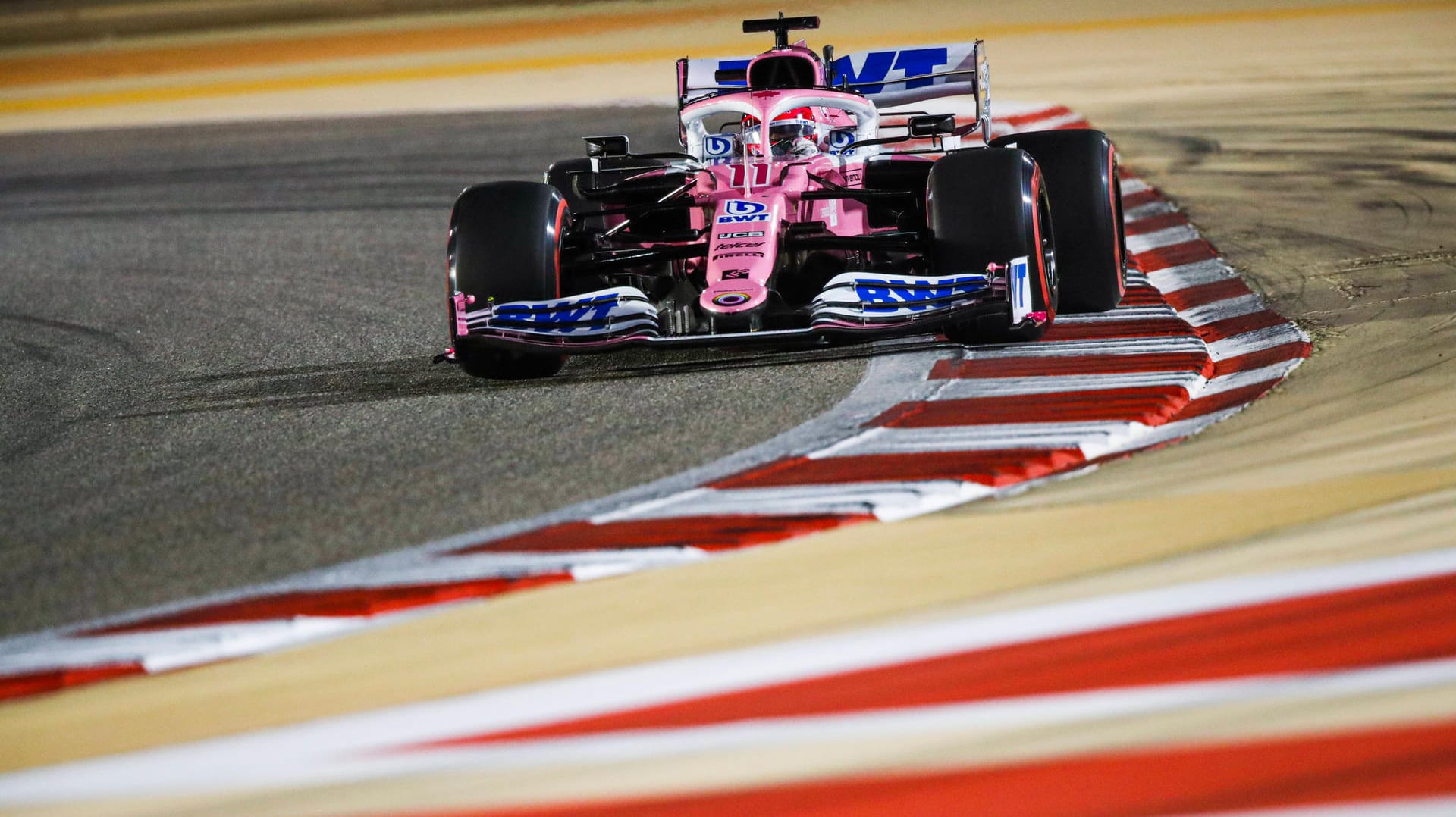 Sergio Perez auf der Strecke in Sakhir.