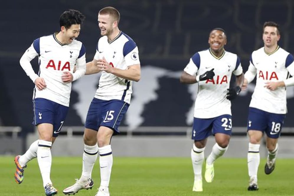 Tottenhams Heung-min Son (l-r) feiert mit seinen Teamkollegen Eric Dier, Steven Bergwijn und Giovani Lo Celso den Treffer zum 1:0.