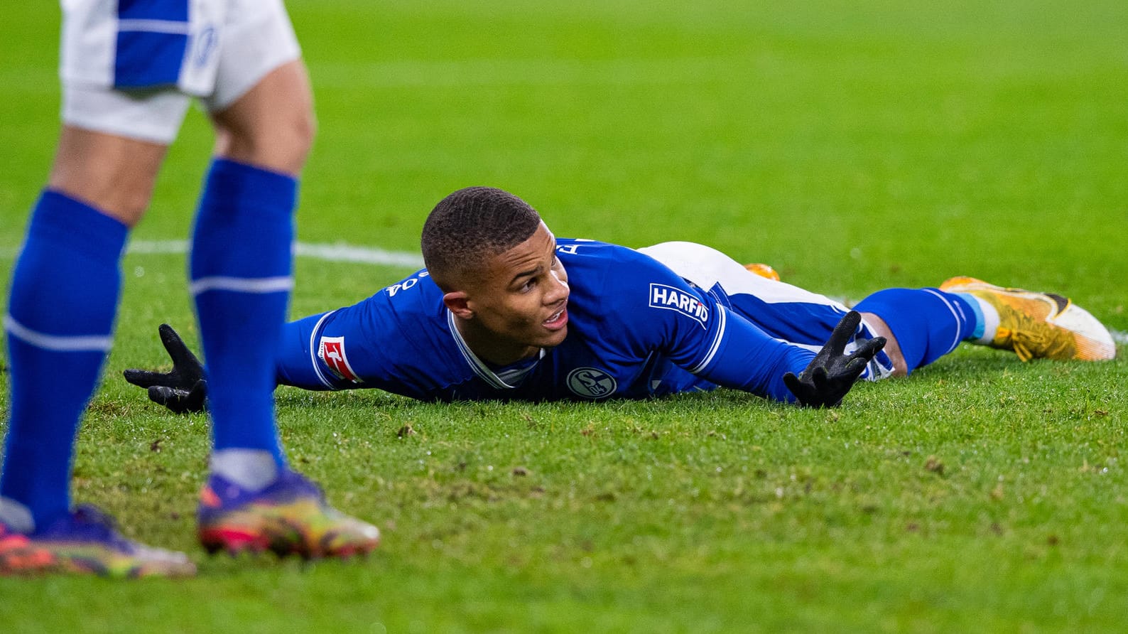 Ratlos: Malick Thiaw brachte die Schalker gegen Leverkusen in der zehnten Minuten mit einem Eigentor auf die Verliererstraße. Ratlos: Malick Thiaw brachte die Schalker gegen Leverkusen in der zehnten Minuten mit einem Eigentor auf die Verliererstraße.