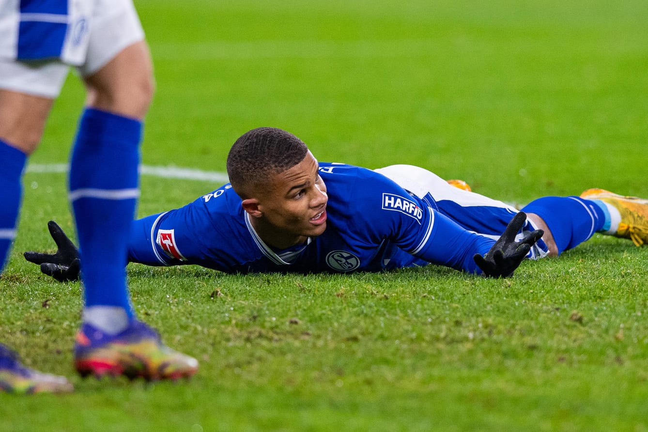 Ratlos: Malick Thiaw brachte die Schalker gegen Leverkusen in der zehnten Minuten mit einem Eigentor auf die Verliererstraße.