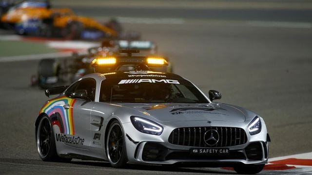 Das Safety Car führt das Feld nach dem frühen Unfall an.