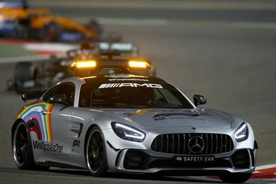 Das Safety Car führt das Feld nach dem frühen Unfall an.