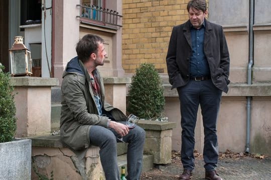 Martin Brühl (Roeland Wiesnekker, r) stattet Oliver Froeling (Lucas Gregorowicz) einen Besuch ab.